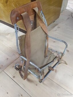 Stará dětská sedačka na záda