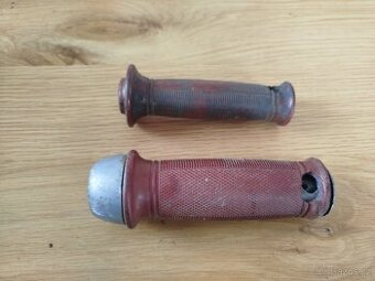 Červené hefty Moped stadion Jawa ČZ pérák 500 OHC atd.