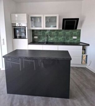 Moderní linka se spotřebiči a ostrůvkem,6185