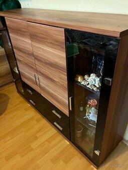 Komoda s vitrínami