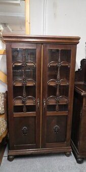 Starožitná dřevěná masivní knihovna