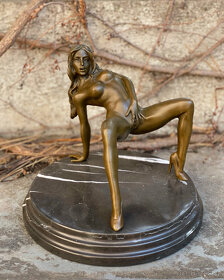 Erotická bronzová socha - Nahá žena striptérka 1 - 1