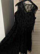 Tylové černé šaty s výšivkami vel. XL