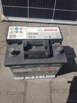 Autobaterie BOSCH S3002 original 12V 45Ah 400A použita