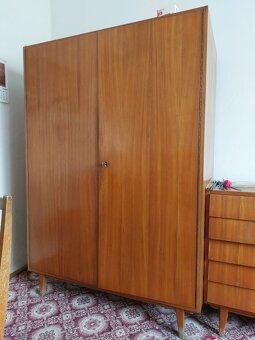 Sektorový nábytek 60.léta - vitrína, knih., peřiňák, skříně