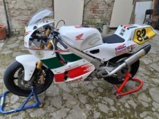 Závodní silniční motocykl Honda Vfr 400 NC30 - 1