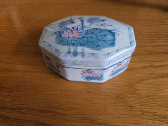 Porcelánová dóza krabička