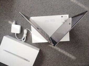 Macbook Air 13 palců M1 chip 8 GB RAM 256 SSD 140 cyklů