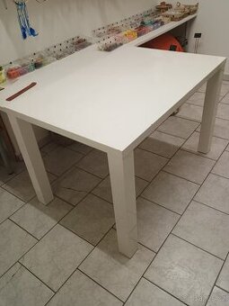 Jídelní nebo pracovní stůl