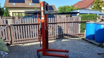 Prodám ruční vysokozdvižný paleťák 800 kg