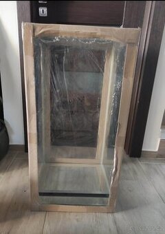 Terárium 40x40x100 nové .Vhodné pro chameleony a jine stromo