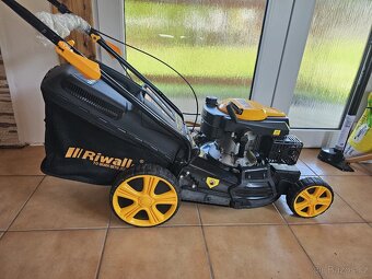 Benzínová travní sekačka s pojezdem, RiwallPro RPM 4735