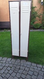 Šatní/dílenská plechová skříň, moc hezká.