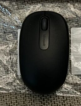 Bezdrátová myš Microsoft (černá) s USB přijímačem.