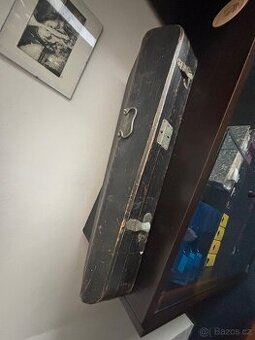 Dřevěný futral na housle