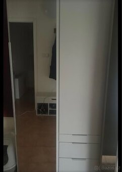 Rohová zrcadlová skříň 1x1 m