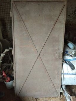 starožitná plechová vrata