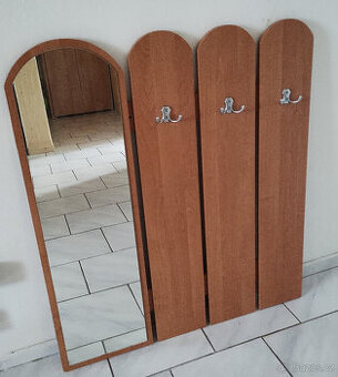 Nástěnný věšák se zrcadlem