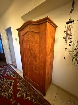 Starožitná šatní skříň
