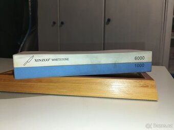 Brousící kámen XinZuo s bambusovou základnou, která je ze sp