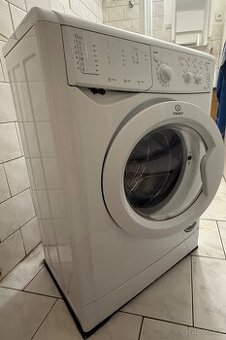 Úzká pračka Indesit – funkční, vhodná do podnájmu / na chatu