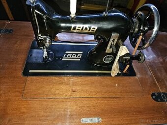 starožitný šicí stroj