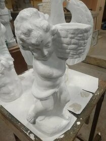 Prodám sochu chlapec s květináčem