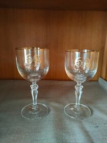 Číše s nápisem i čirá, šálek s podšálkem s nápisem...