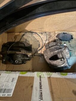 Kompletní Brzdové Třmeny (Přední + Zadní) s Destičkami Merce