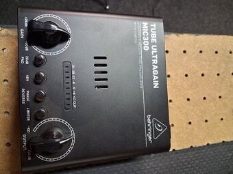 Behringer MIC300 Tube Ultragain lampový předzesilovač