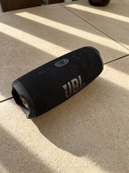 JBL Charge 5 Tomorrowland edice