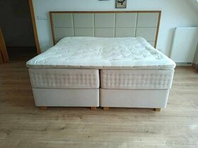 Masivní čalouněná postel včetně matrací a topperu