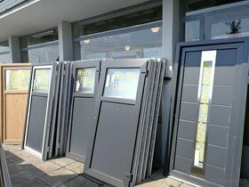 plastove dvere sede