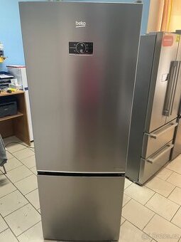 Nepoužitá širší lednice Beko B5RCNE565HXP