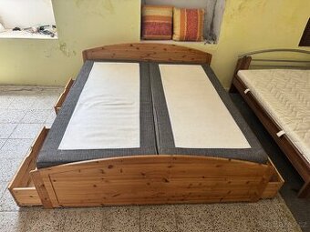 Hezká dřevěná postel-letiště 180x200 se šuplíky