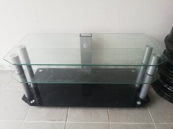 Skleněný stolek pod TV