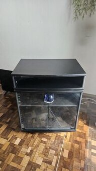 Stolek pod televizi
