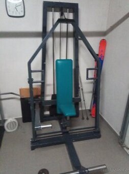 Stroj na prsa v sede