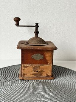 Starý mlýnek na kávu - nález půda