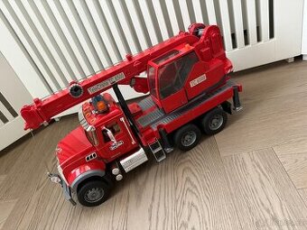Bruder Červený jeřáb MACK