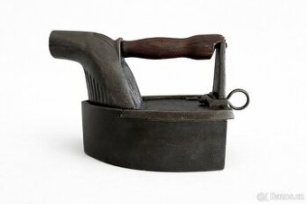 Stará masivní litinová žehlička s komínem – originál, atyp,