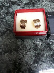Zlaté náušnice, zlatý prsten, starožitný náramek, bižutérie