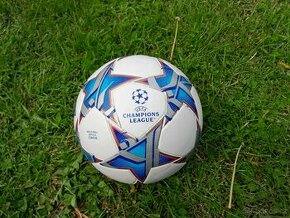 Kvalitní fotbalový míč Adidas UEFA Champions League, vel. 5