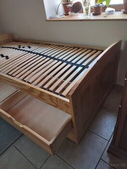 Postel s polohovacím roštem