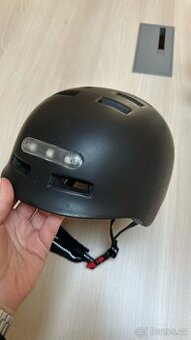 Bezpečnostní helma s LED světlem