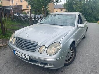 W211
