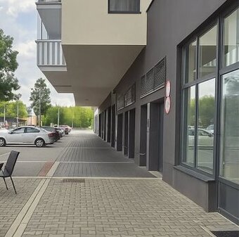 salon, světlá místnost + prostor pro vizážistku