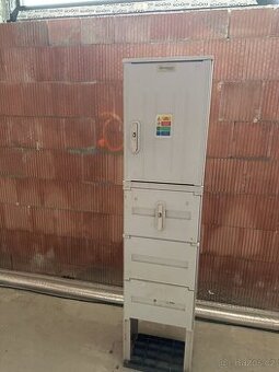 Elektroměrový rozvaděč v pilíři Schrack
