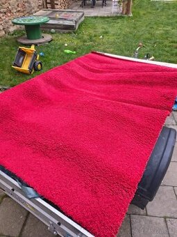 Rudy koberec s vysokym vlasem