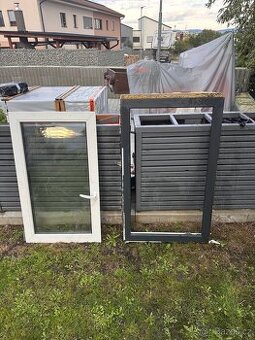 Plastové okno antracit 120x70 cm, bez poškození